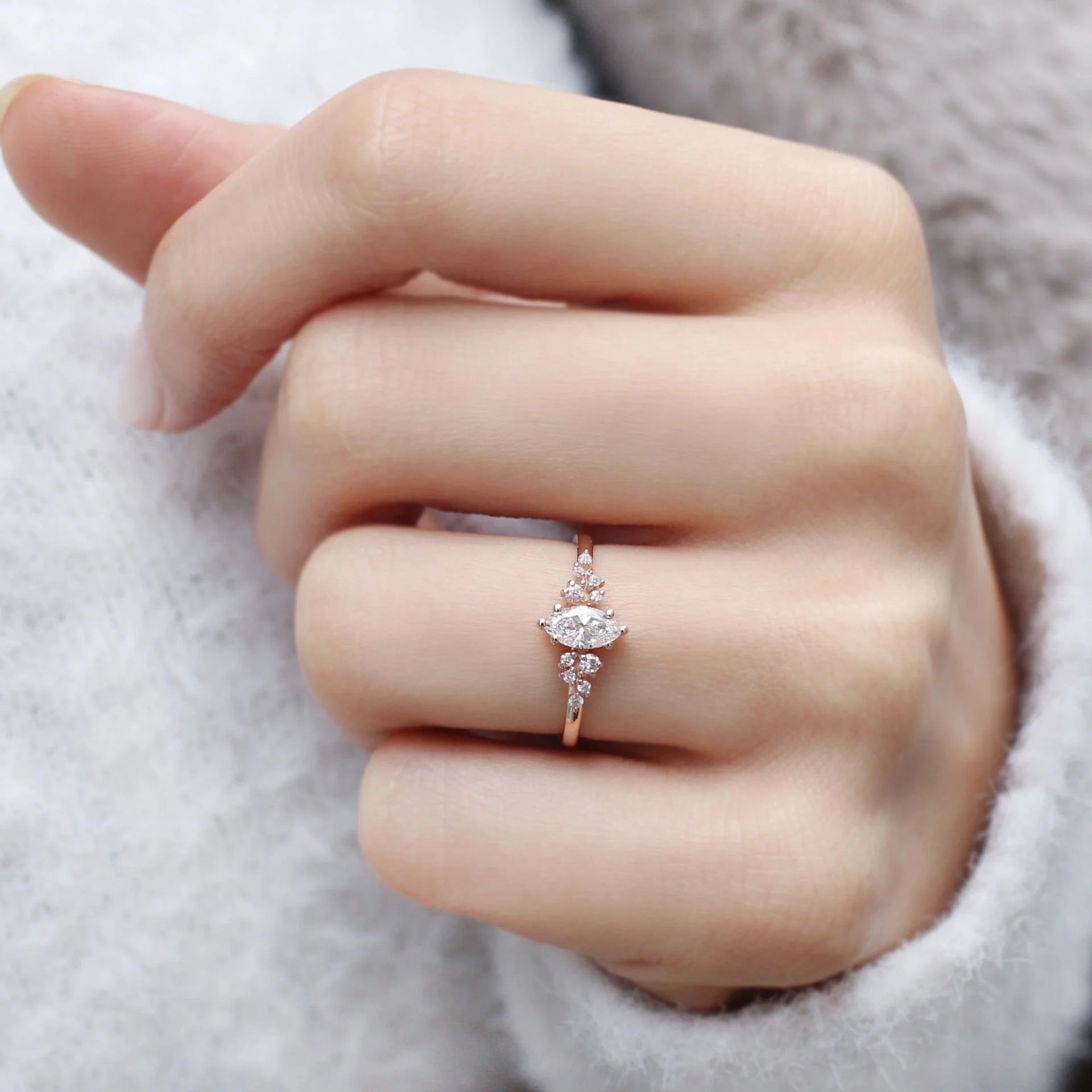 0.50 Karat Vintage Sonderdesign Asymmetrischer Marquise Diamantring