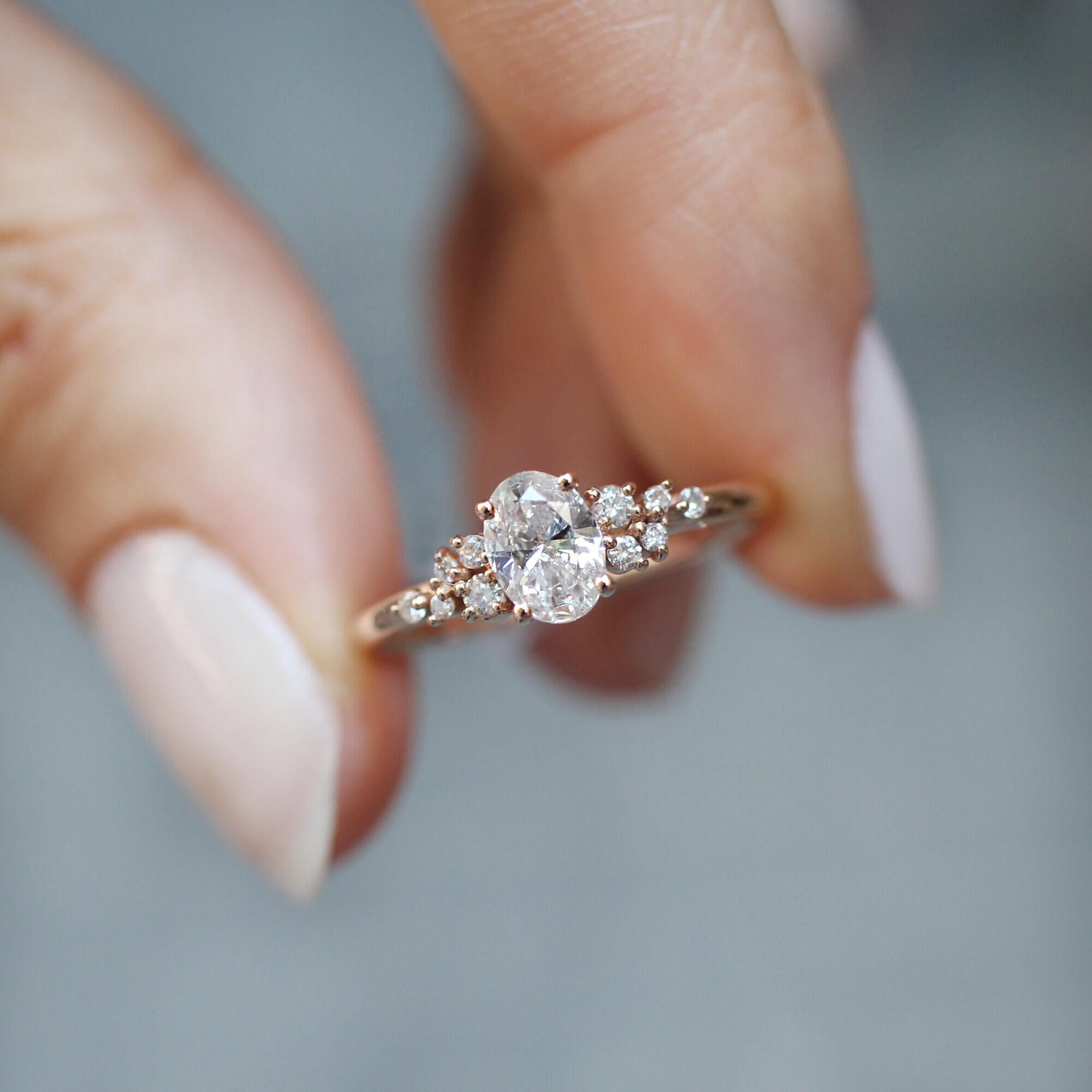 0.60 Karat E SI2 GIA-zertifizierter ovaler asymmetrischer Diamantring