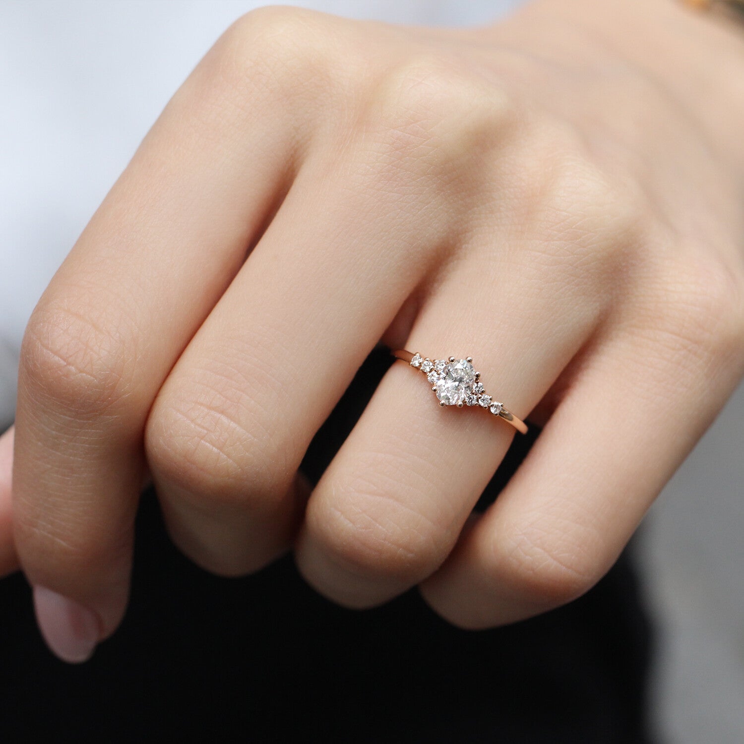 0.60 Karat Oval-Diamantring im Sonderdesign