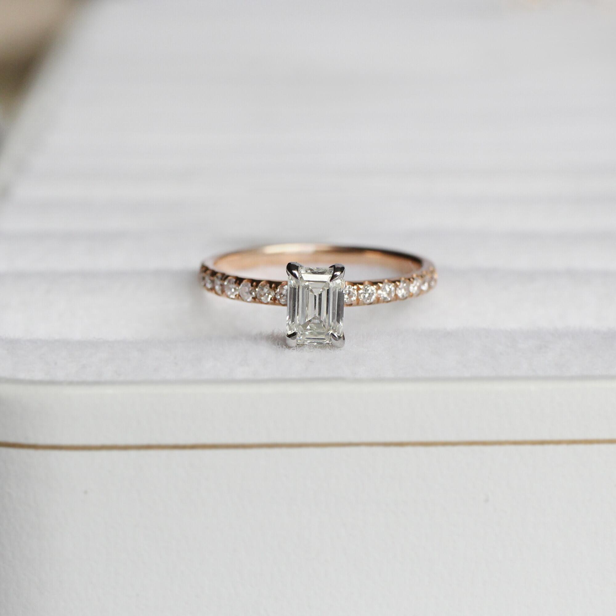 0.70 Karat Smaragd Diamant Solitärring
