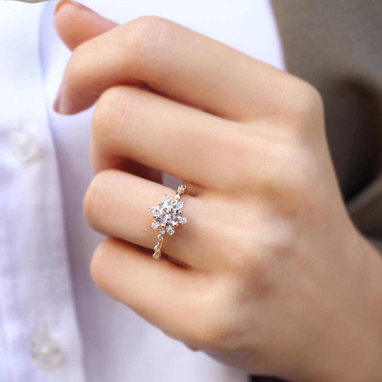 Sonderanfertigung Schneeflocke Diamant & Weißtopas Ring