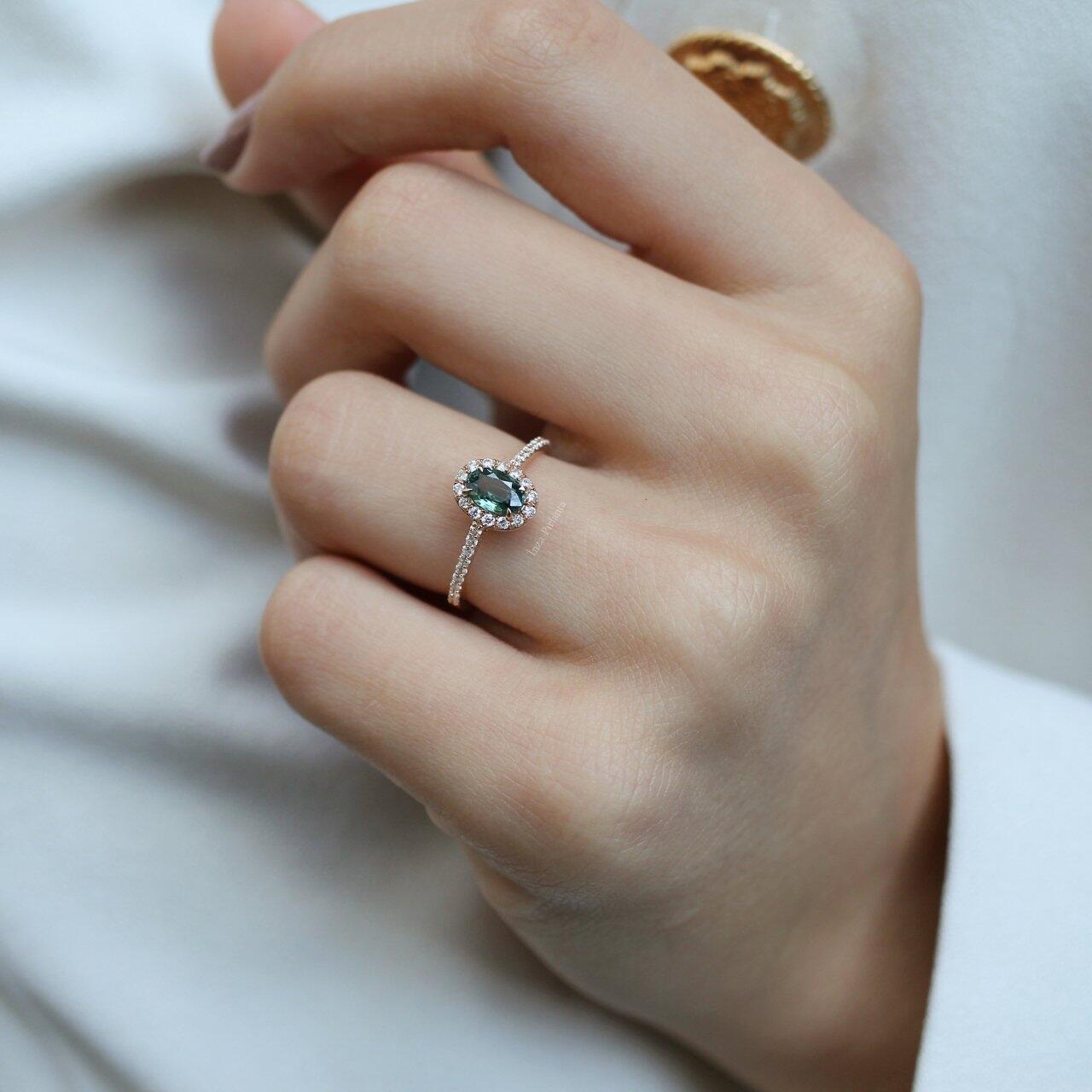 Vintage Design Green Sapphire & Diamond Ring
