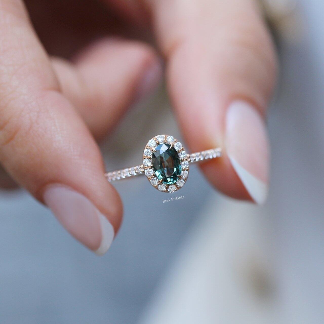 Vintage Design Green Sapphire & Diamond Ring