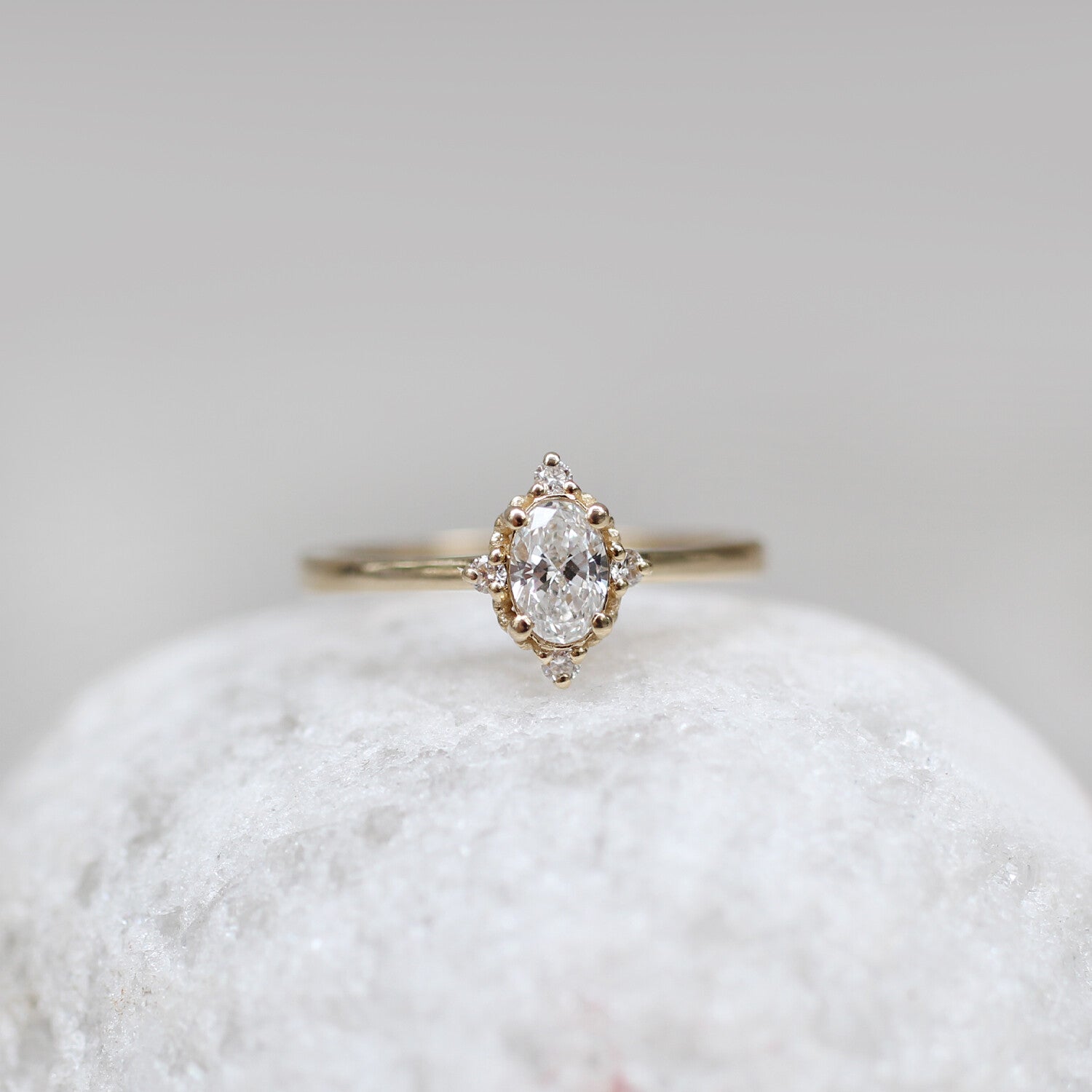 0.35 Karat Diamantring Mini Selius im Sonderdesign