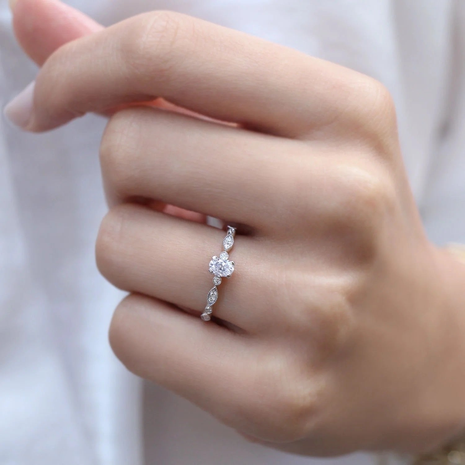 0,42 Karat Vintage Oval Diamant-Solitärring im Sonderdesign