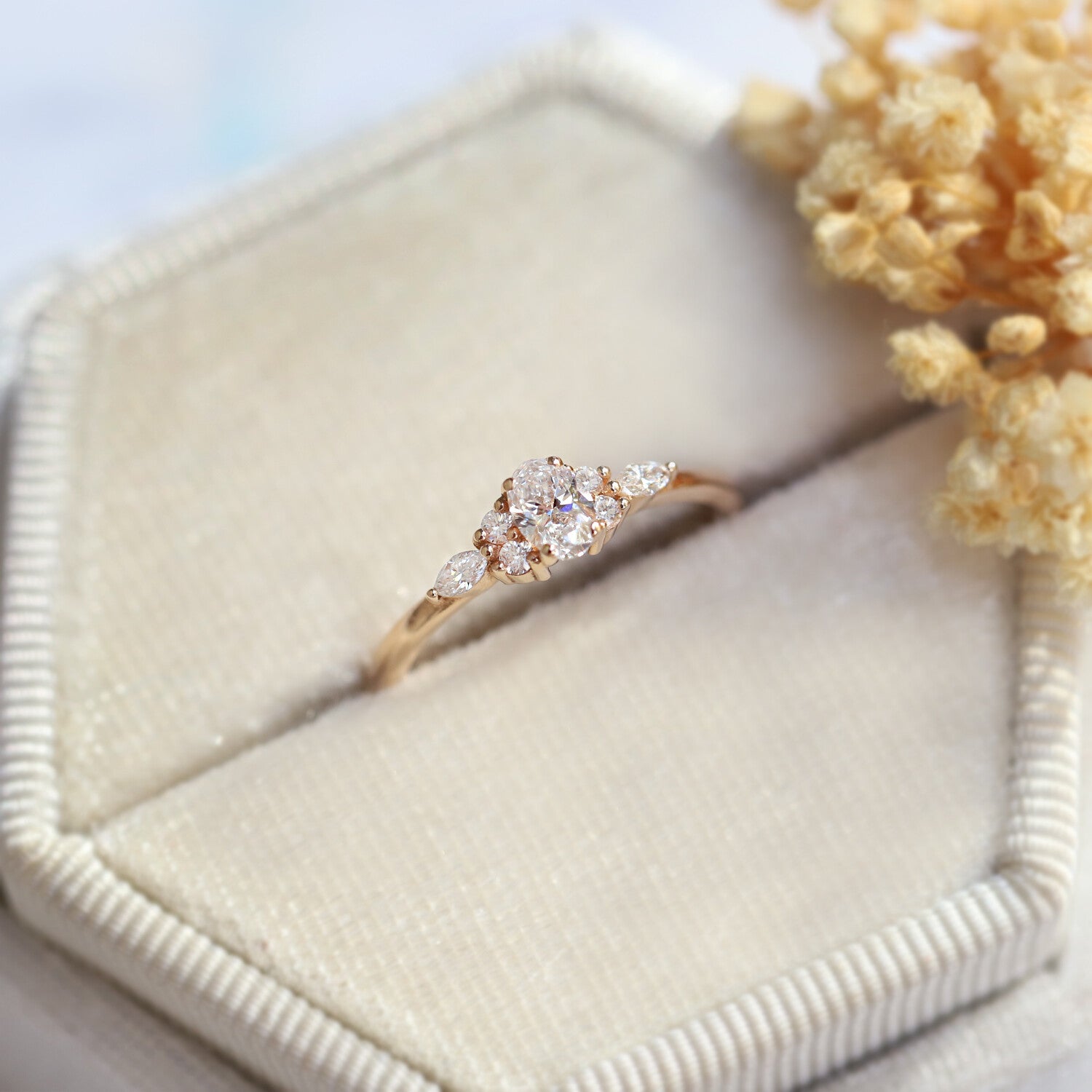 0.45 Karat D VS2 GIA Sonderanfertigung Larissa Oval Diamantring