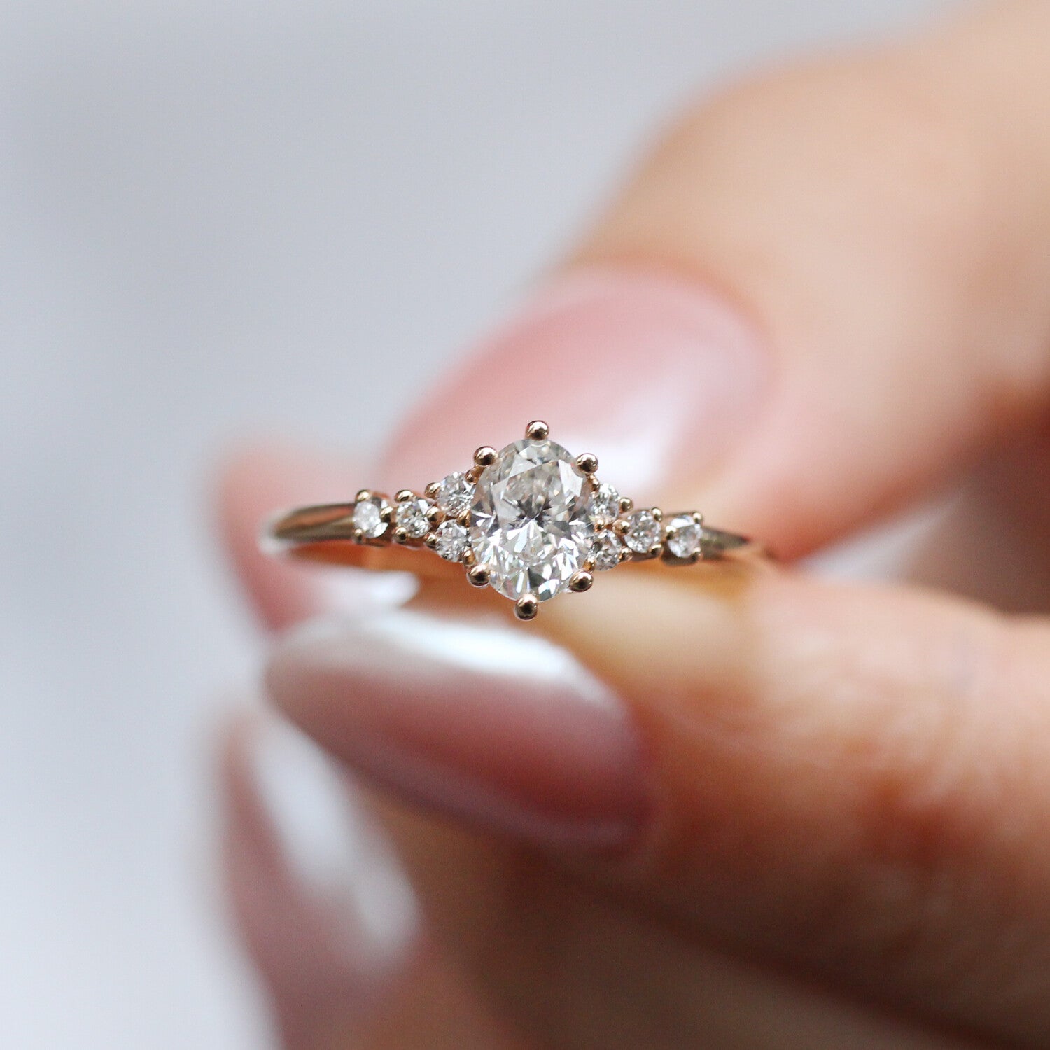 0.60 Karat Oval-Diamantring im Sonderdesign