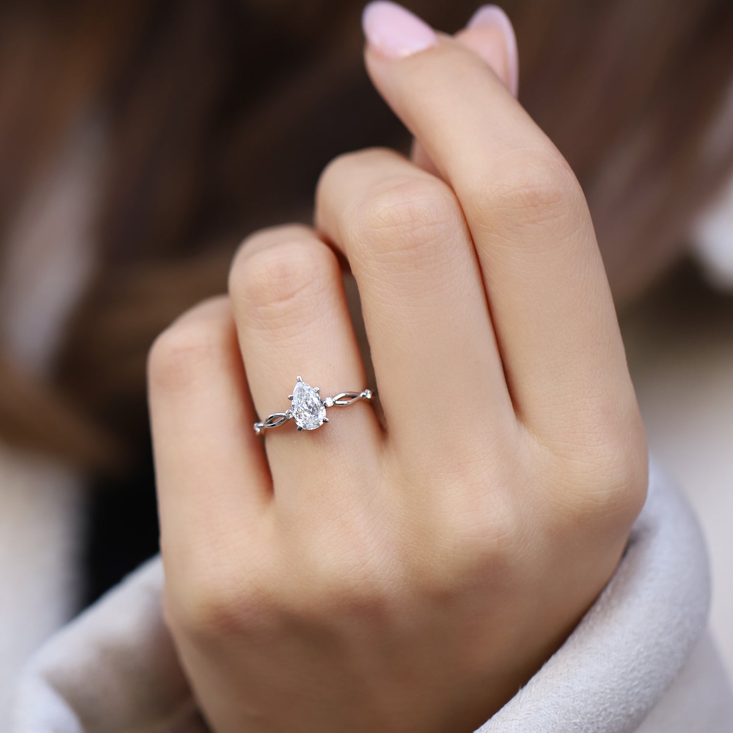 0,75 Karat F SI2 GIA zertifizierter Nina Design Tropfen-Diamantring
