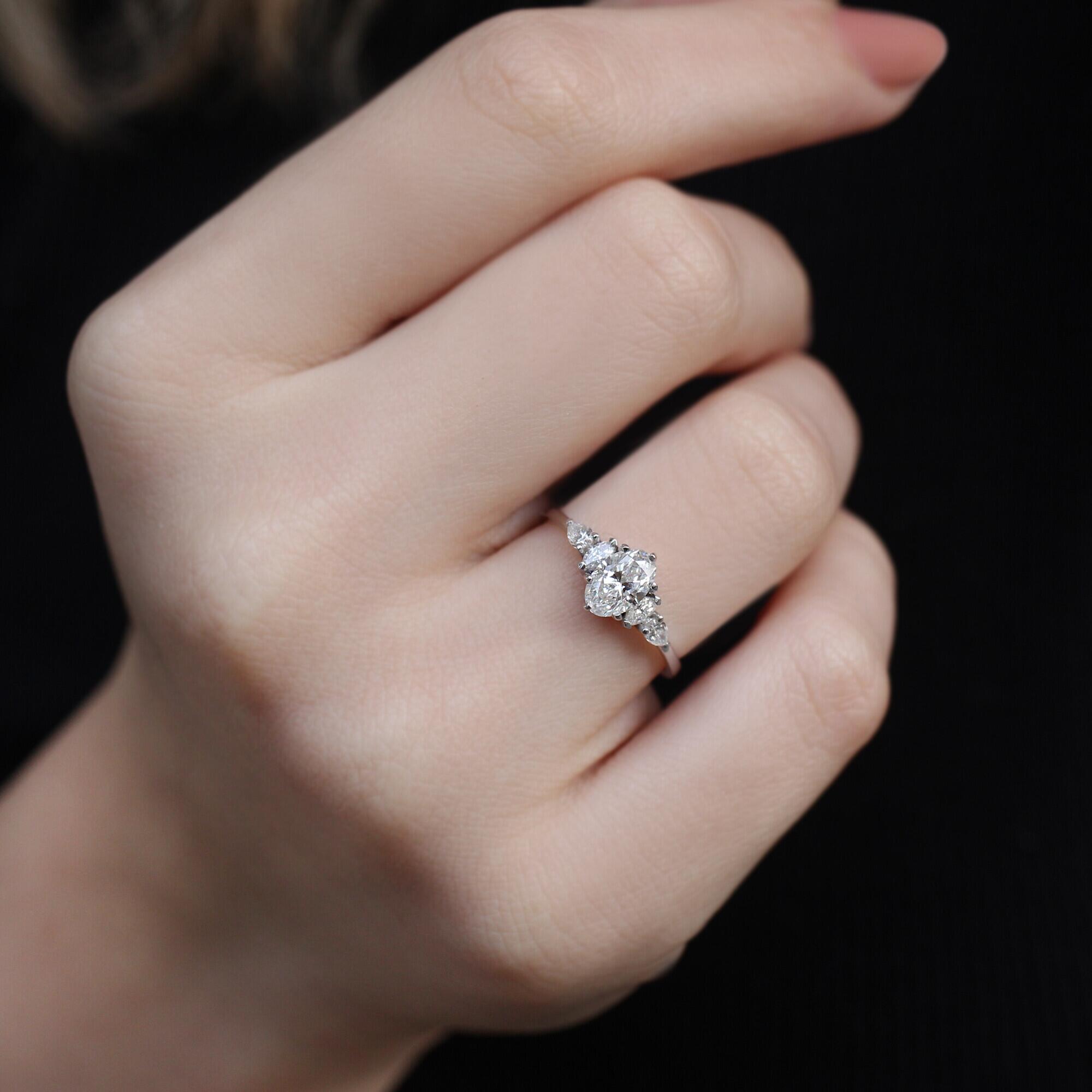0.90 Karat E VS2 GIA-zertifizierter Vintage Diana Oval Diamantring