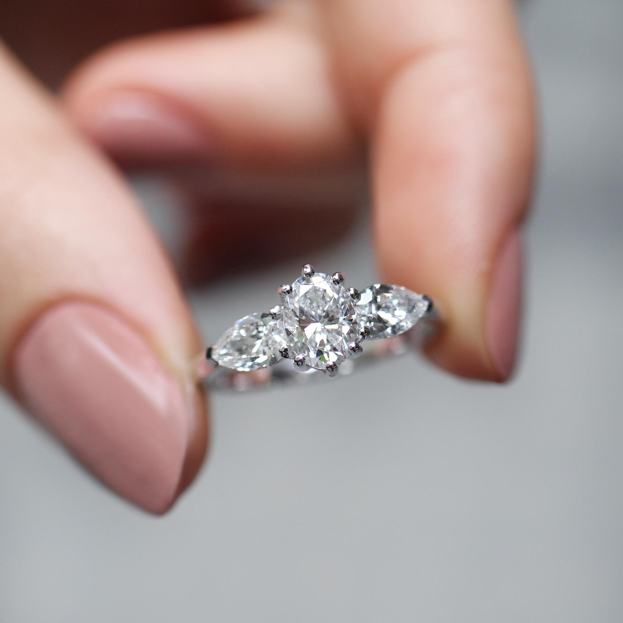 1,30 Karat GIA-zertifizierter ovaler Tropfen-Diamantring