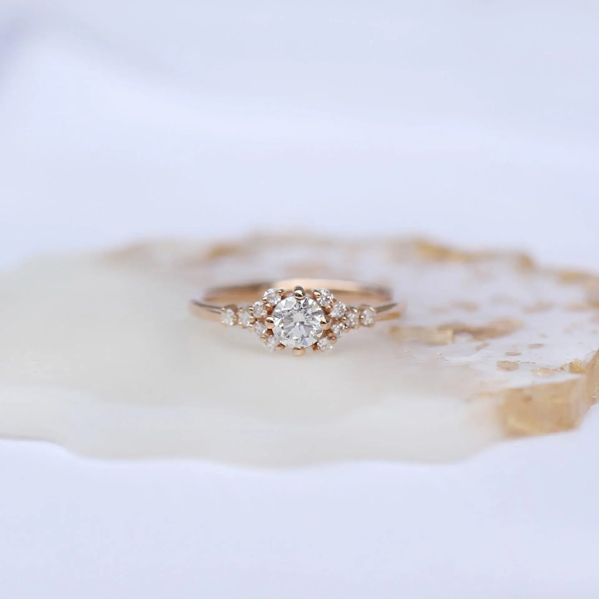 0.50 Karat Diamantring mit Seitensteinen und speziellem Design