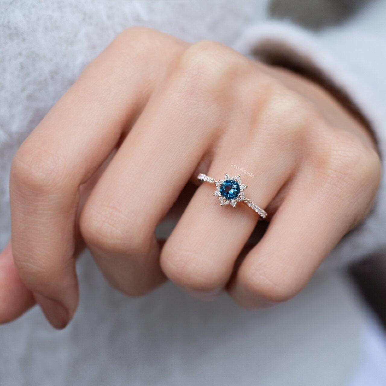Vintage Design Snowflake London Blue Topaz & Diamond Ring