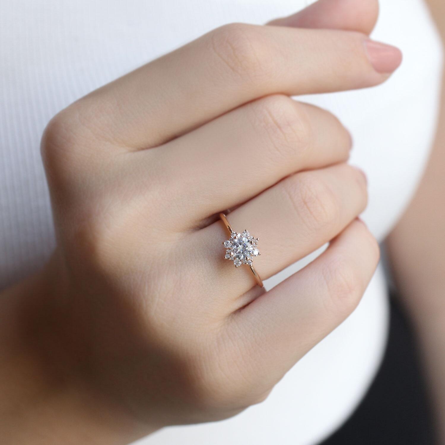 Speziell entworfener Schneeflocken-Ring mit Diamant & weißem Topas