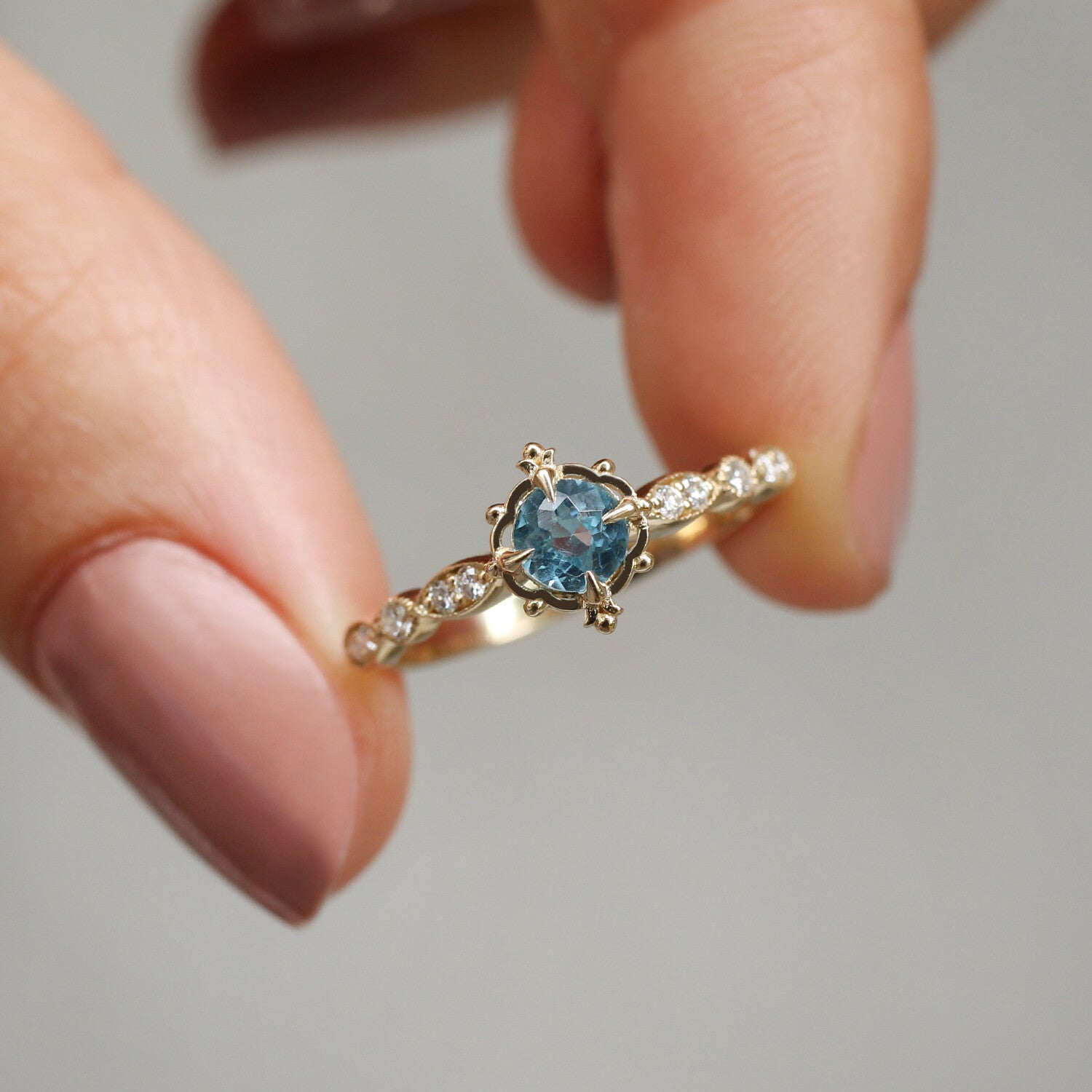 Sonderanfertigung Mila London Blue & Diamant Ring